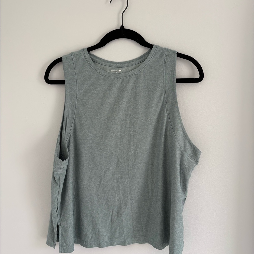 Old Navy Women's Muscle Tee in Light Gray